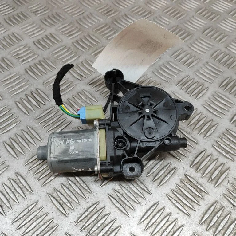 Priekšējā loga pacēlāja motoriņš 8W0959802