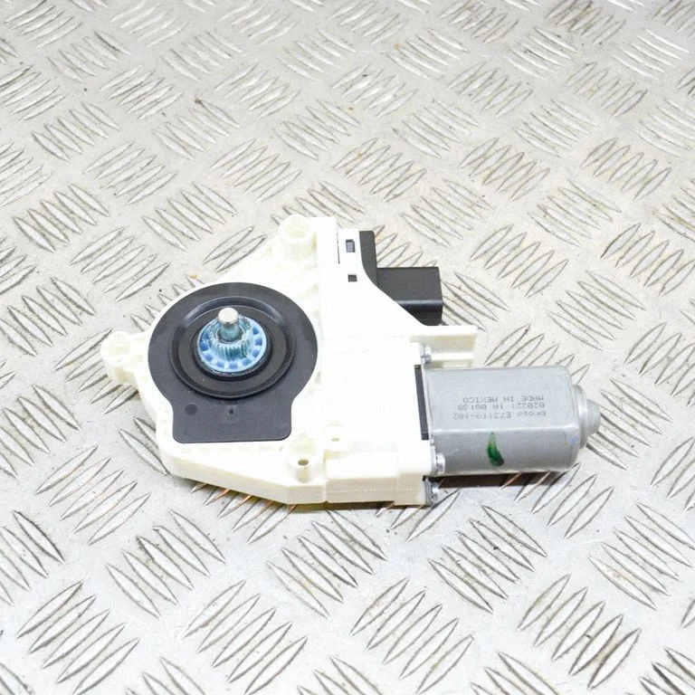 Priekšējā loga pacēlāja motoriņš E66963100