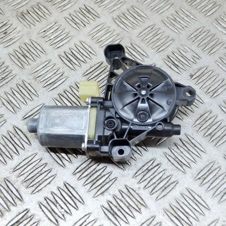 Priekšējā loga pacēlāja motoriņš 5Q0959802B