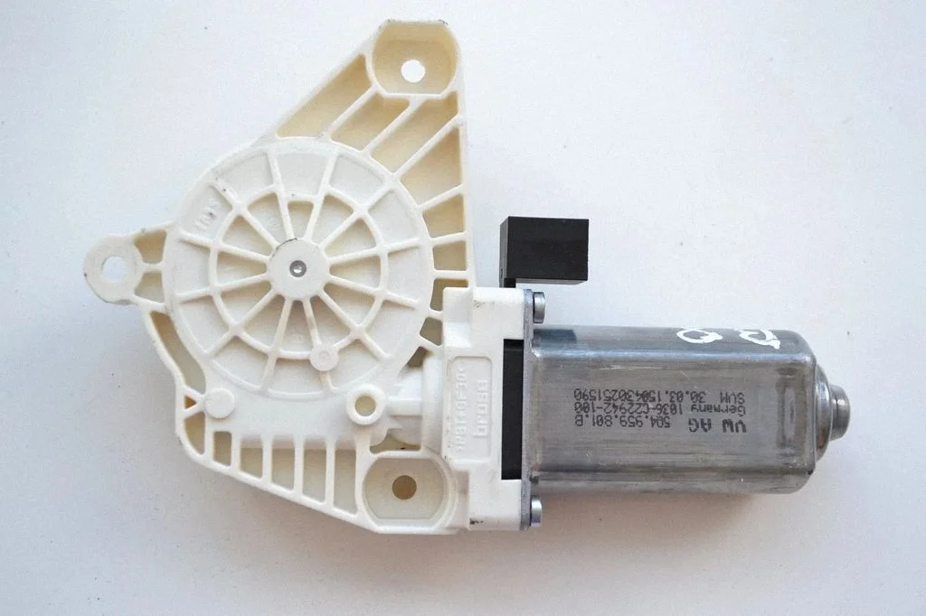 Priekšējā loga pacēlāja motoriņš 5Q4959801B