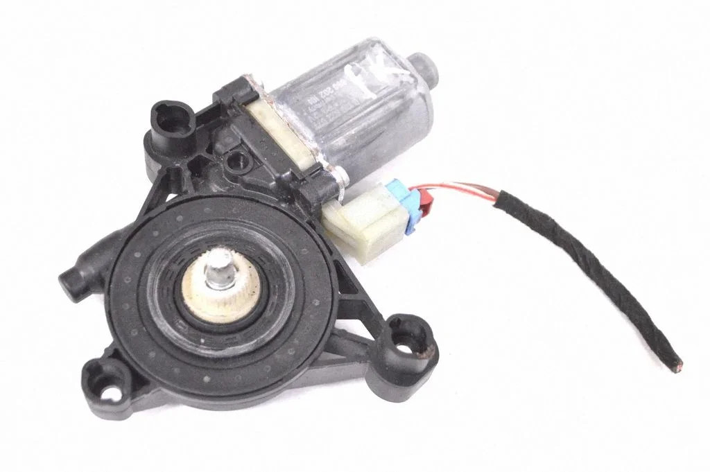 Priekšējā loga pacēlāja motoriņš 5Q0959801C