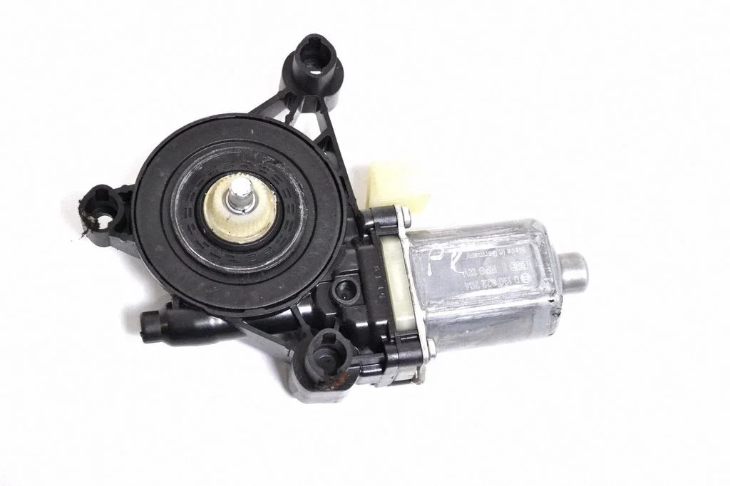Priekšējā loga pacēlāja motoriņš 8W0959802
