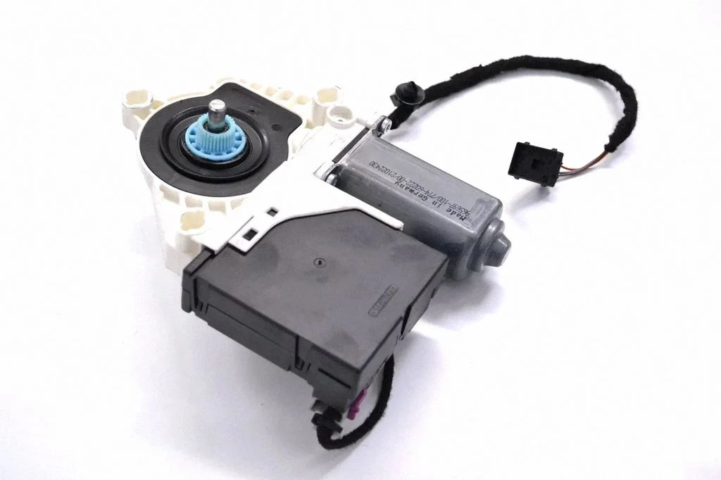 Priekšējā loga pacēlāja motoriņš 3C0959792C