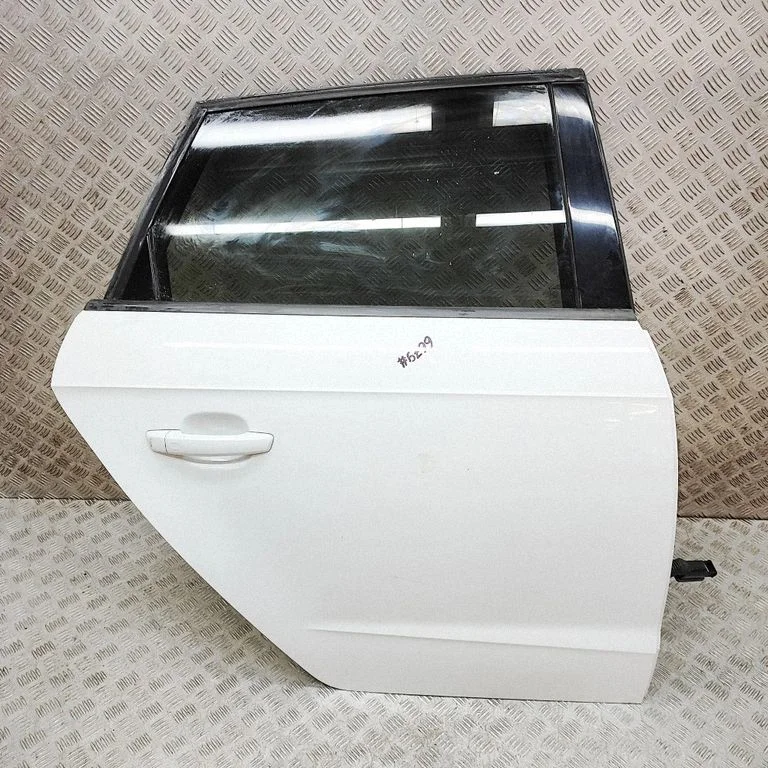 Aizmugurējās durvis 8V4833052B