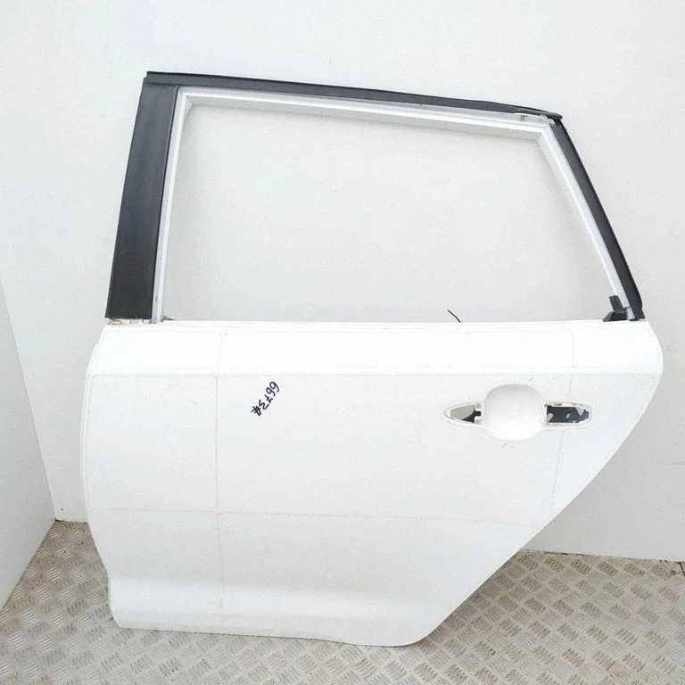 Aizmugurējās durvis 6711402310