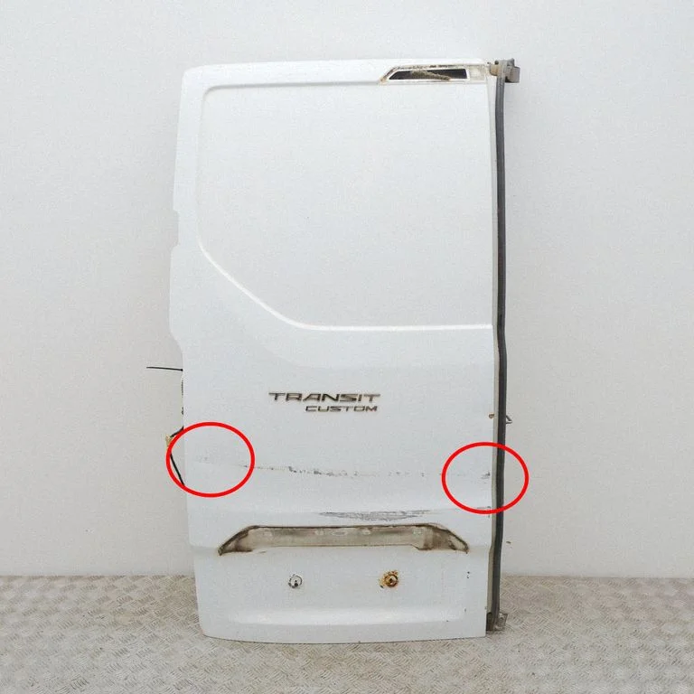 Aizmugurējās durvis PBK21V40011EA
