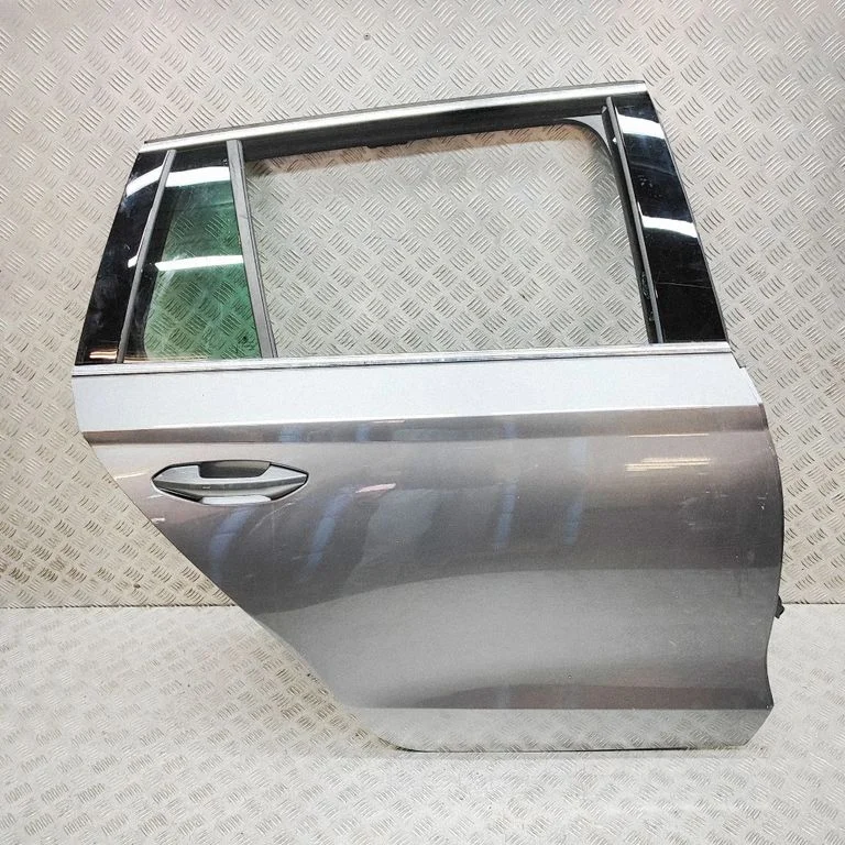Aizmugurējās durvis 5E6833052