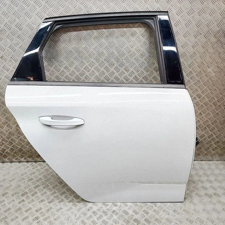 Aizmugurējās durvis 9841570380