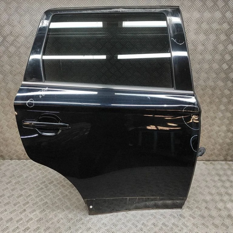 Aizmugurējās durvis 5730B558