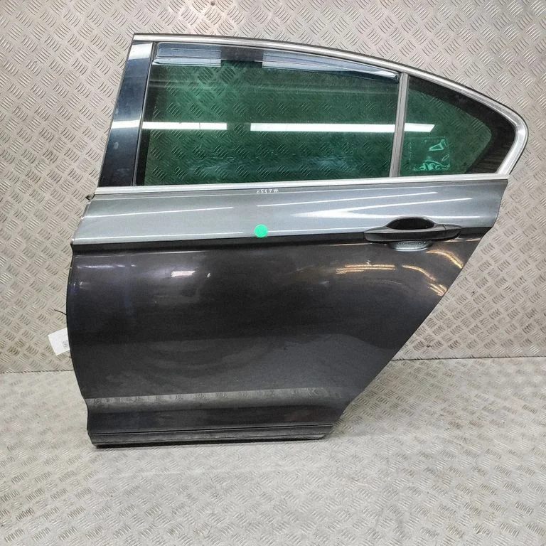 Aizmugurējās durvis 3G5833311E