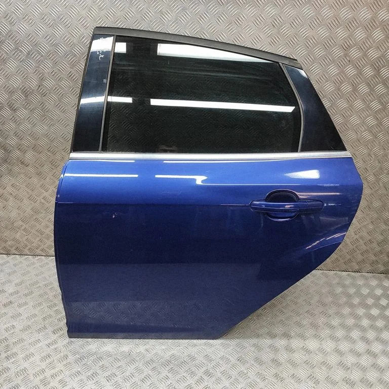 Aizmugurējās durvis BM51A24721BK