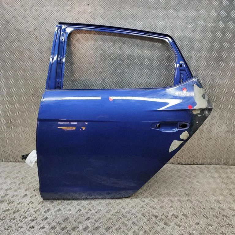 Aizmugurējās durvis 5F4833055