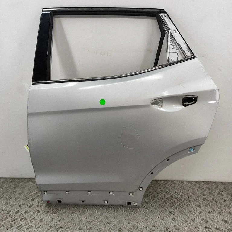 Aizmugurējās durvis 770032W000
