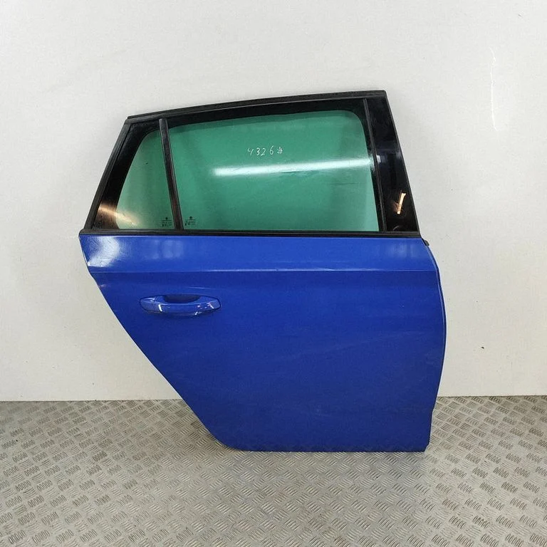Aizmugurējās durvis 657833052D