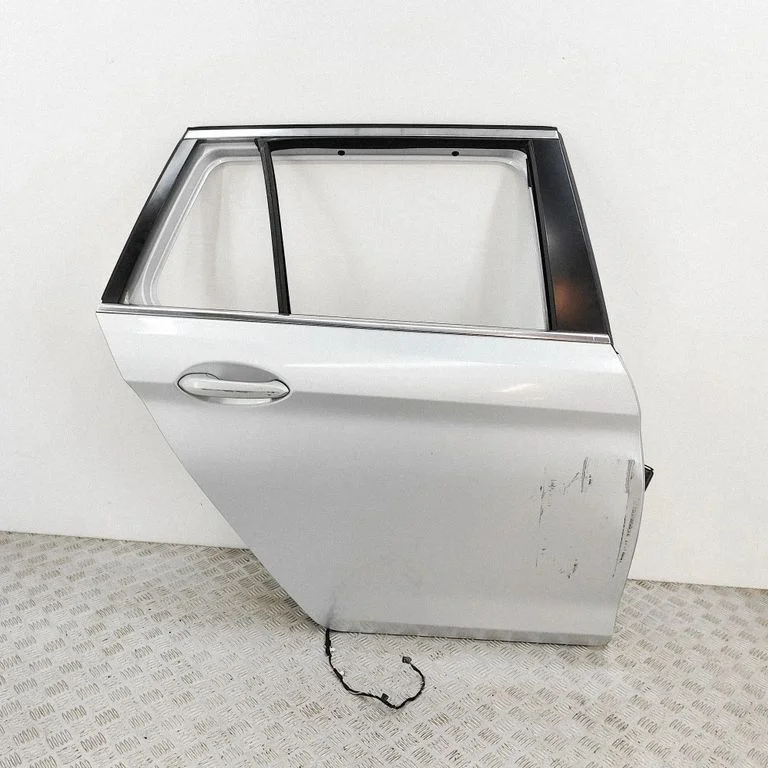 Aizmugurējās durvis 7408965