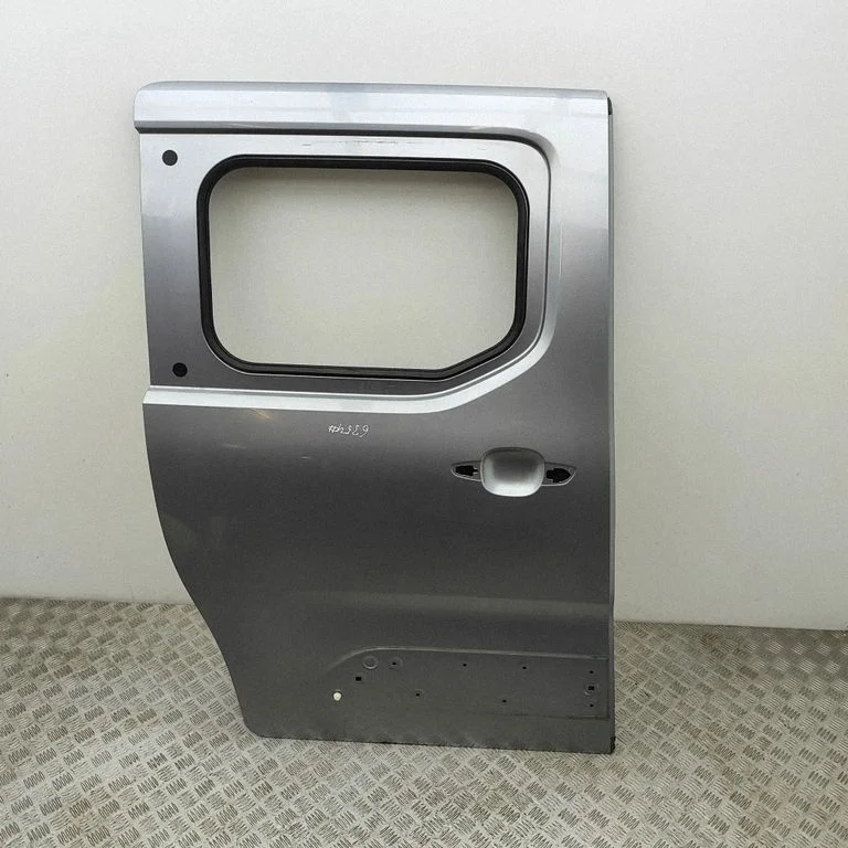 Aizmugurējās durvis SU001B0462