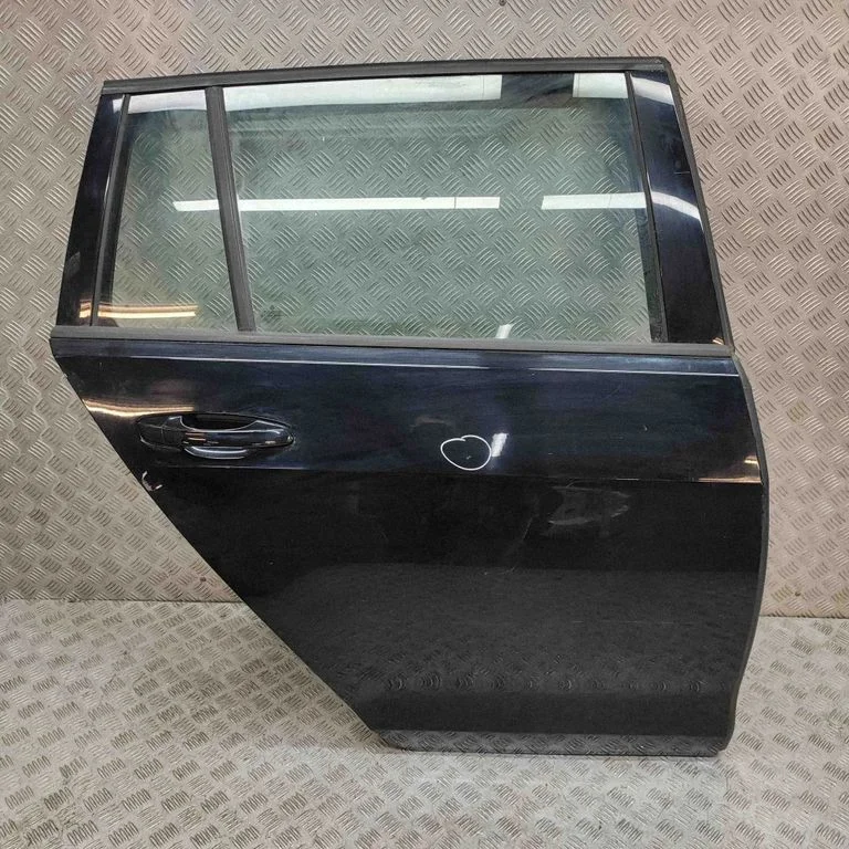 Aizmugurējās durvis 5G9833056D