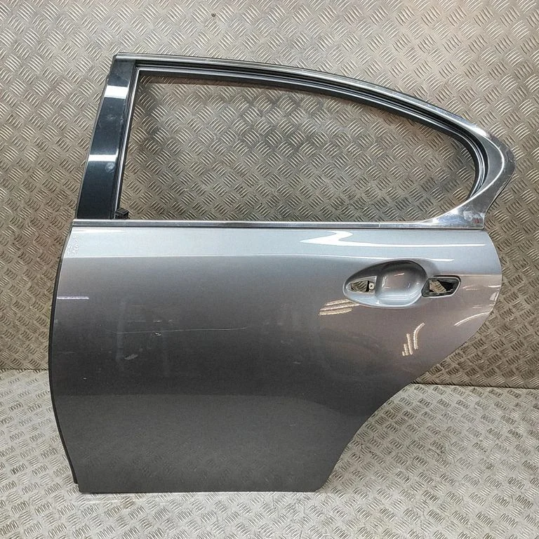 Aizmugurējās durvis 6700430651