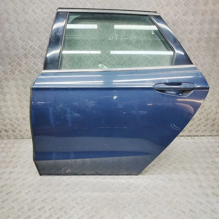 Aizmugurējās durvis DS73N24721
