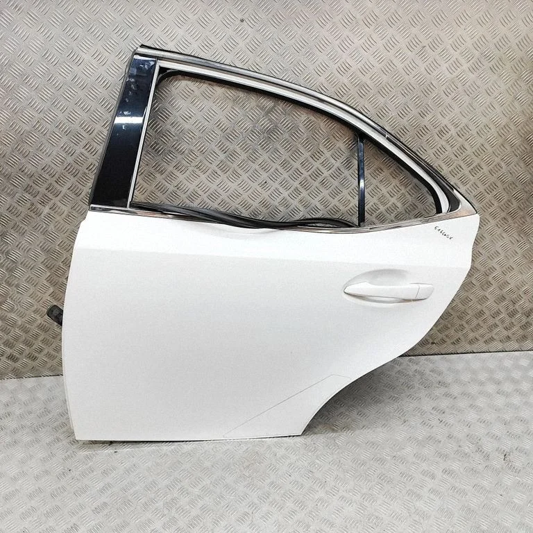 Aizmugurējās durvis 6700453070