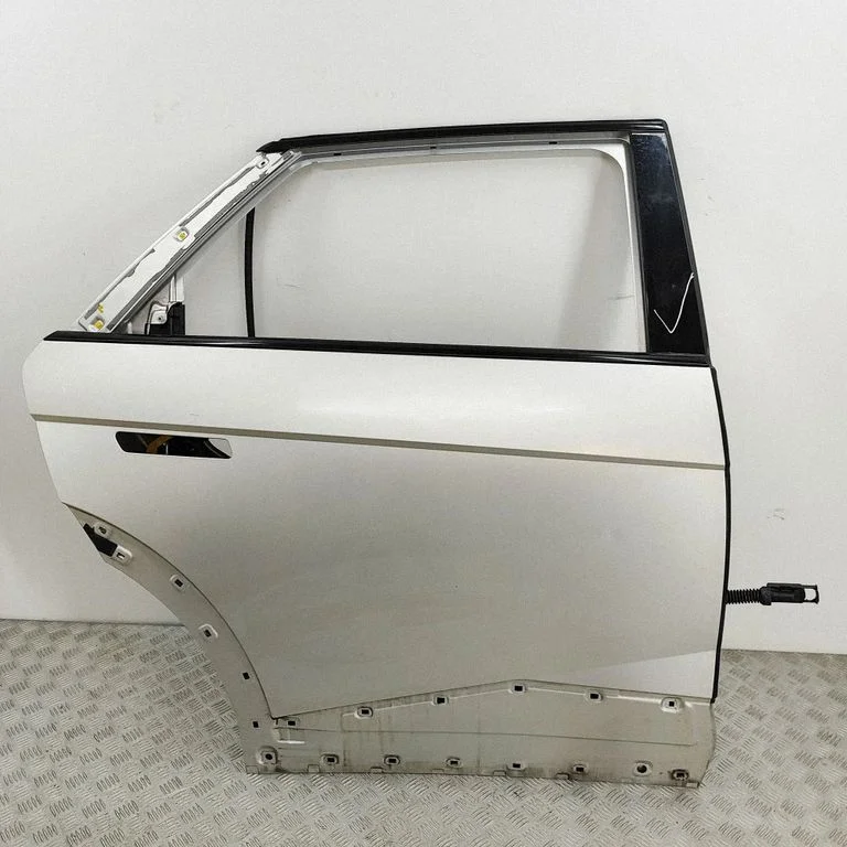 Aizmugurējās durvis 77004GI000