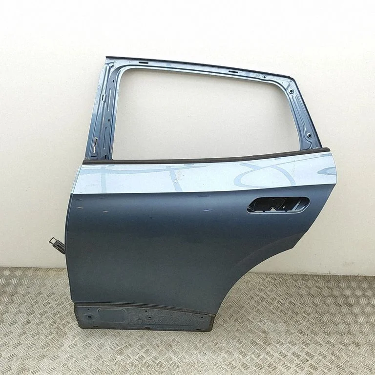 Aizmugurējās durvis 11A833055