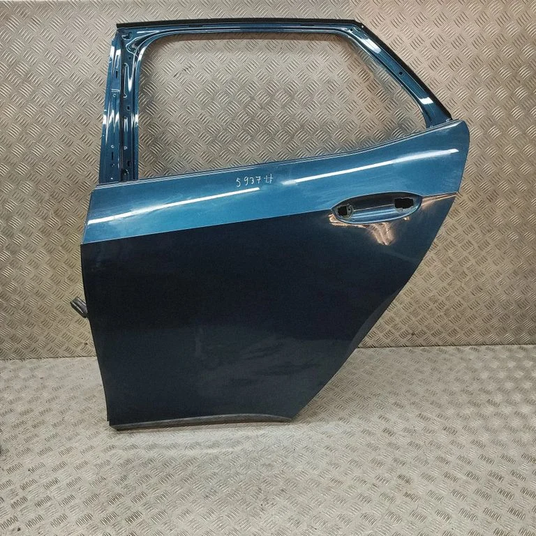 Aizmugurējās durvis 10A833311B