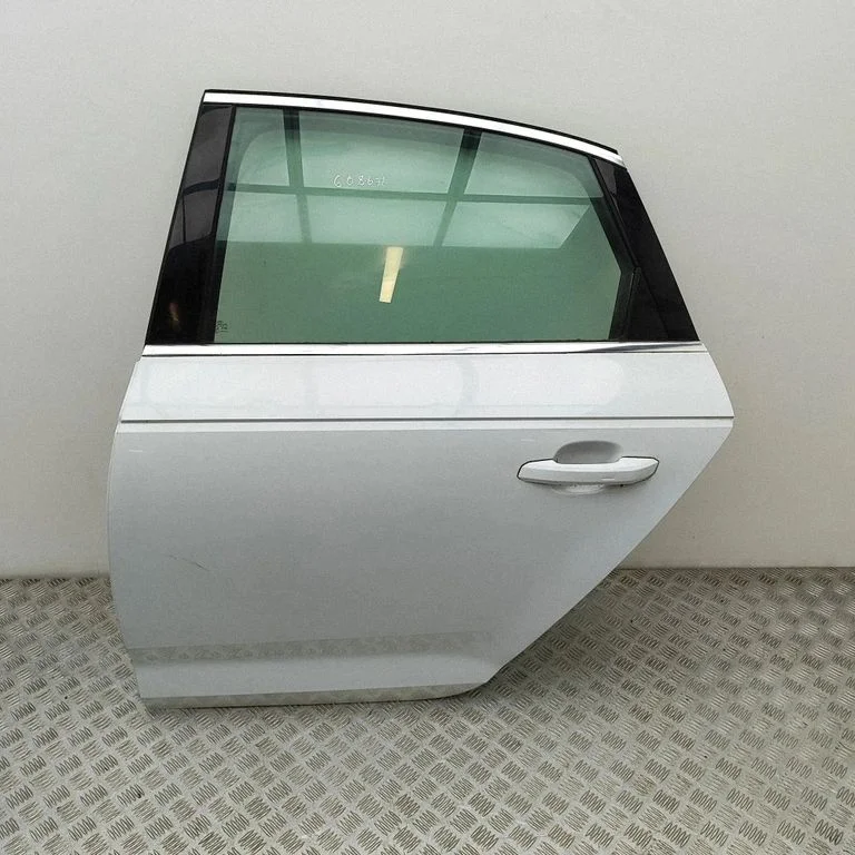 Aizmugurējās durvis 8W5833051A