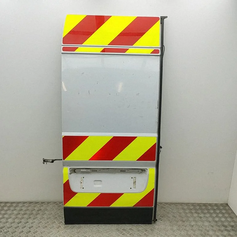 Aizmugurējās durvis 8702F8