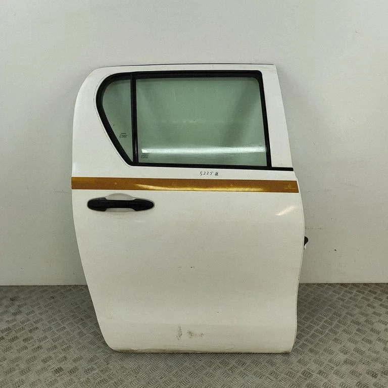 Aizmugurējās durvis 67003KK011