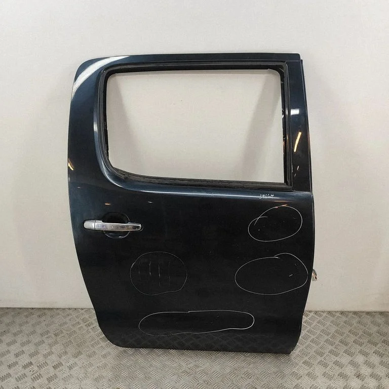 Aizmugurējās durvis 671130K010