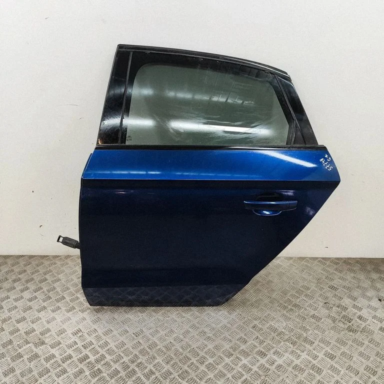 Aizmugurējās durvis 8V5833051A