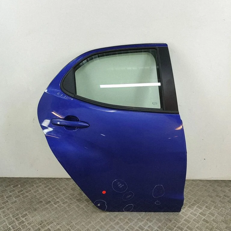 Aizmugurējās durvis 67003K0060