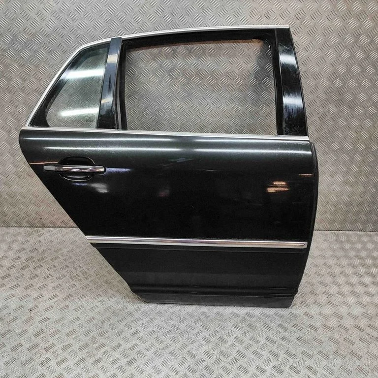 Aizmugurējās durvis 3D4833056S