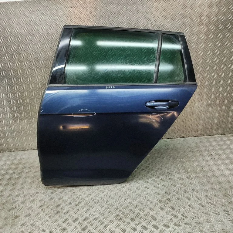 Aizmugurējās durvis 5G9833055D