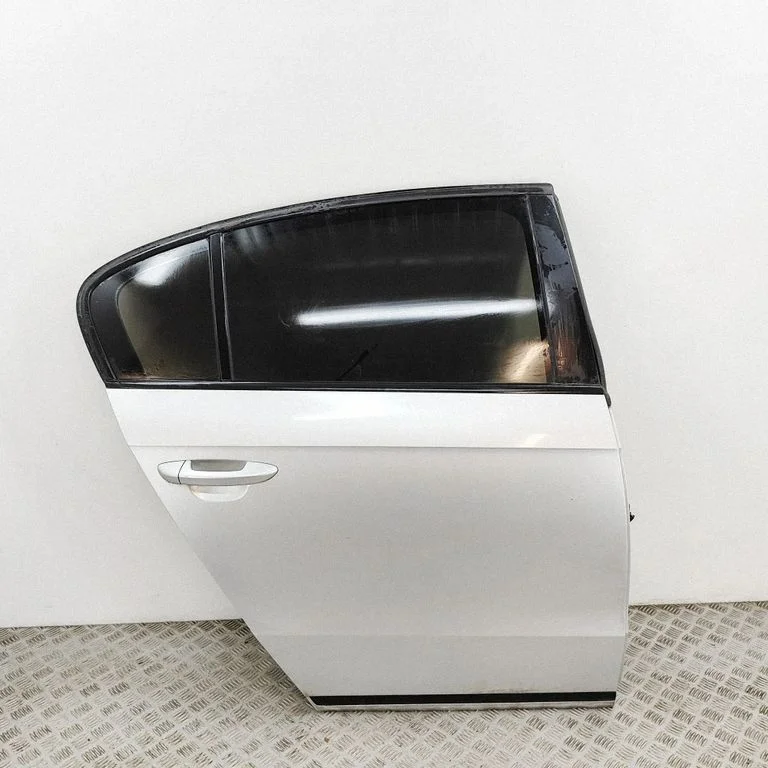 Aizmugurējās durvis 3AE833056