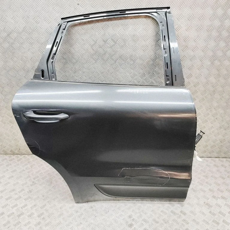Aizmugurējās durvis 95B833022