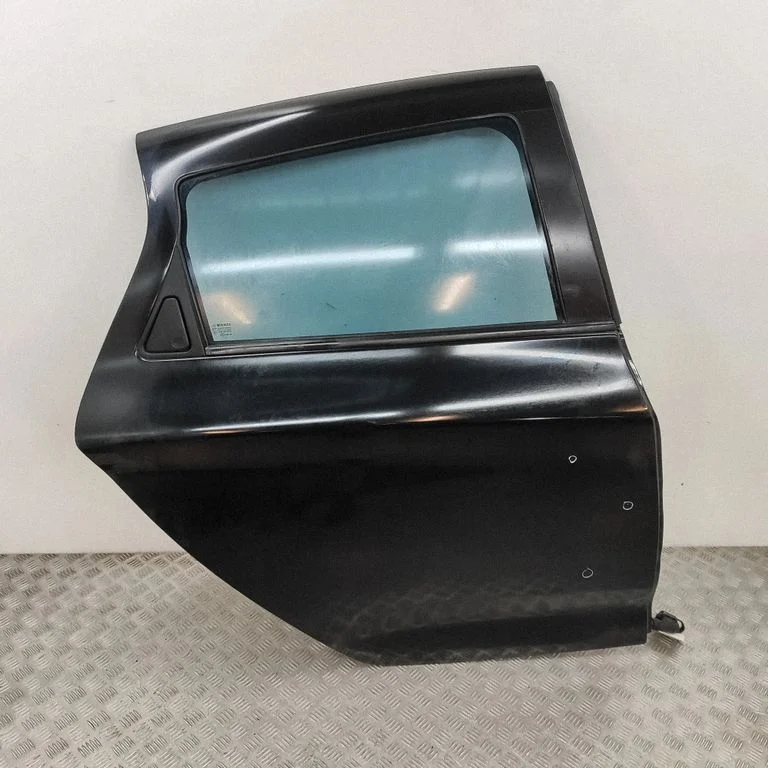 Aizmugurējās durvis 821003929R