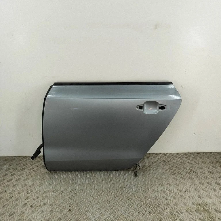 Aizmugurējās durvis 4G8833051A
