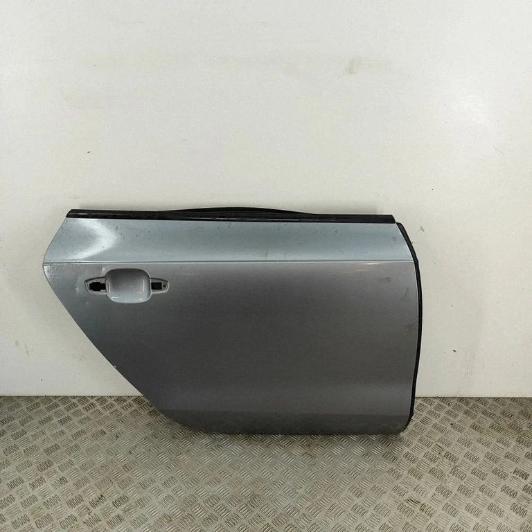 Aizmugurējās durvis 4G8833052A