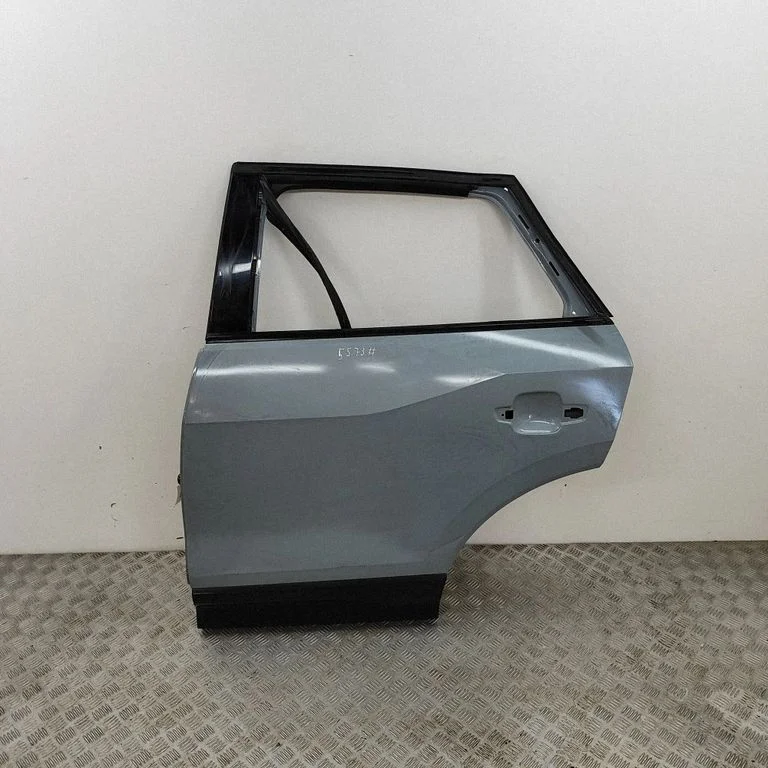 Aizmugurējās durvis 81A833051C