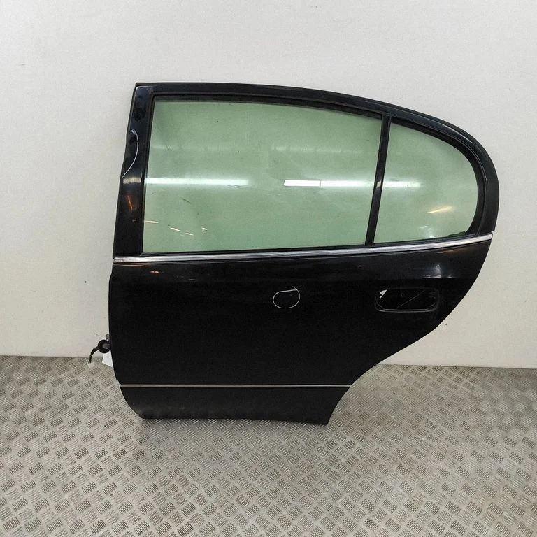 Aizmugurējās durvis 6700430550