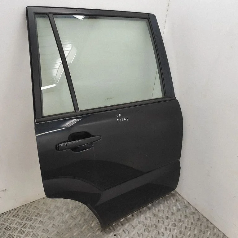 Aizmugurējās durvis 8215360180