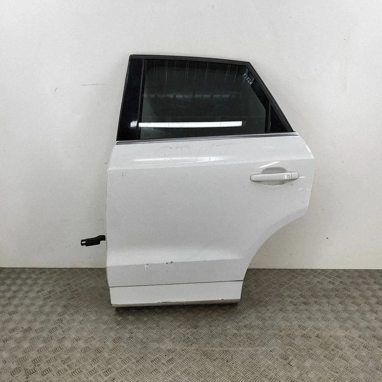 Aizmugurējās durvis 8U0833051