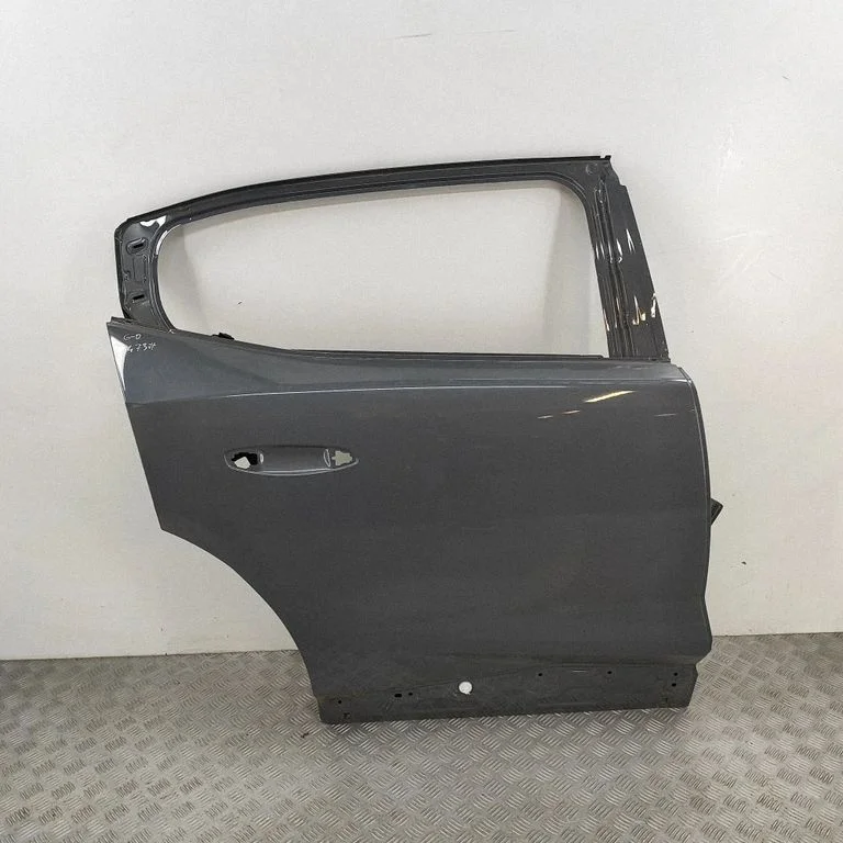 Aizmugurējās durvis 9847600880