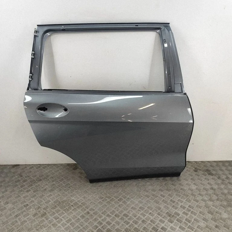Aizmugurējās durvis 8738558