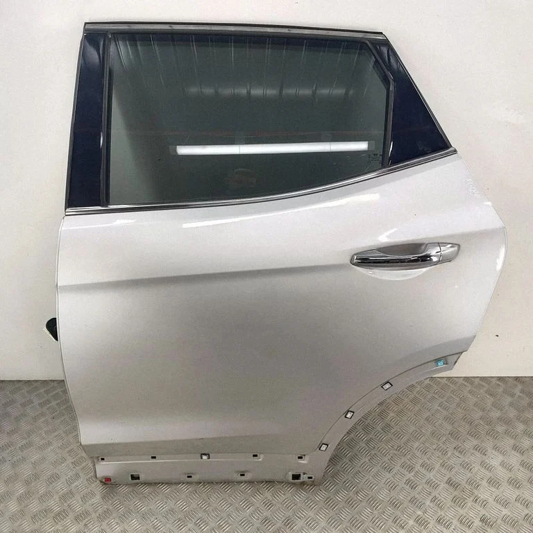 Aizmugurējās durvis 770032W000
