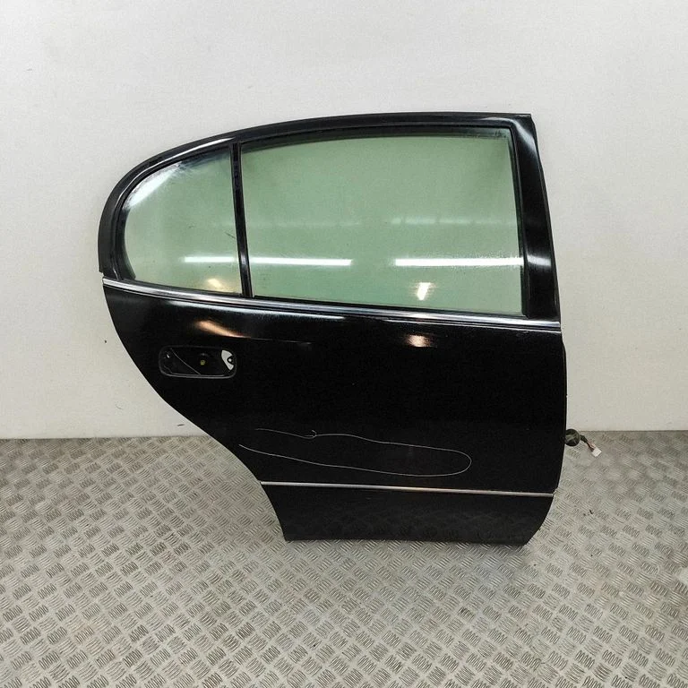 Aizmugurējās durvis 6700330550