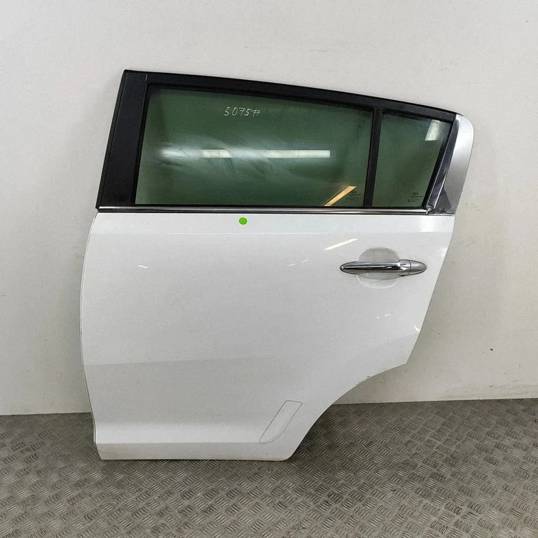 Aizmugurējās durvis 770033W000