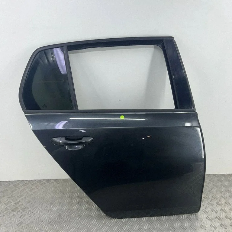Aizmugurējās durvis 5K6833312